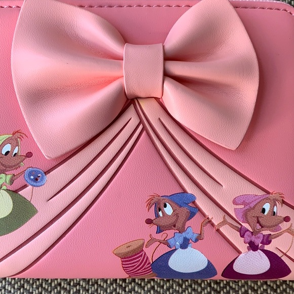 Loungefly x Disney Cinderella Bow Wallet - Picture 2 of 14